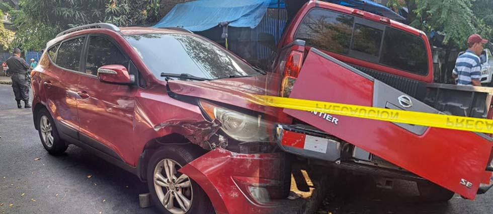 Vehículo se sube a la acera y lesiona a tres personas mientras compraban