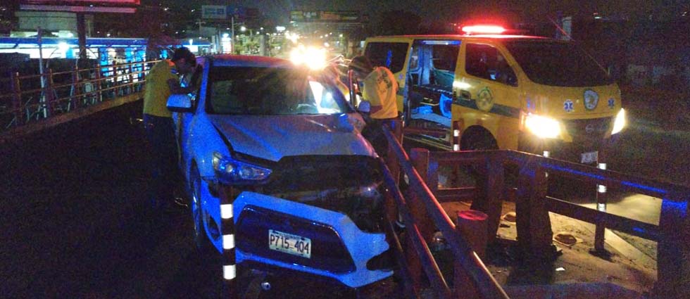 Conductor choca contra valla del paso a desnivel del Hermano Lejano