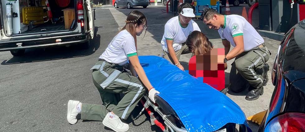 Automovilista arrolla a empleada de gasolinera en San Salvador
