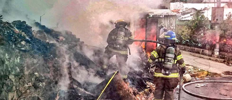 Sofocan incendio que amenazaba con expandirse a viviendas