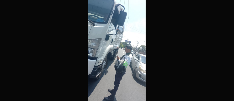 Sancionan a conductor de camión que iba utilizando el celular