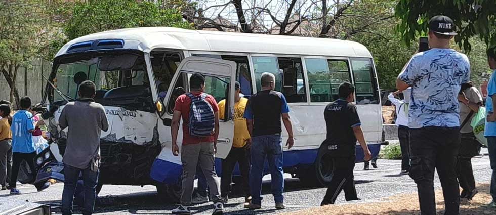 Microbús del transporte colectivo choca contra un pick up en San Martín
