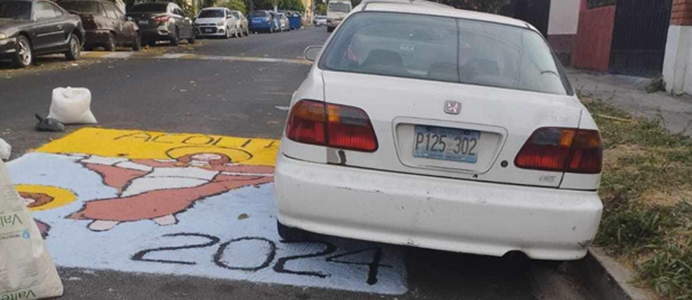 Polémica en redes por hombre que estacionó su auto sobre una alfombra