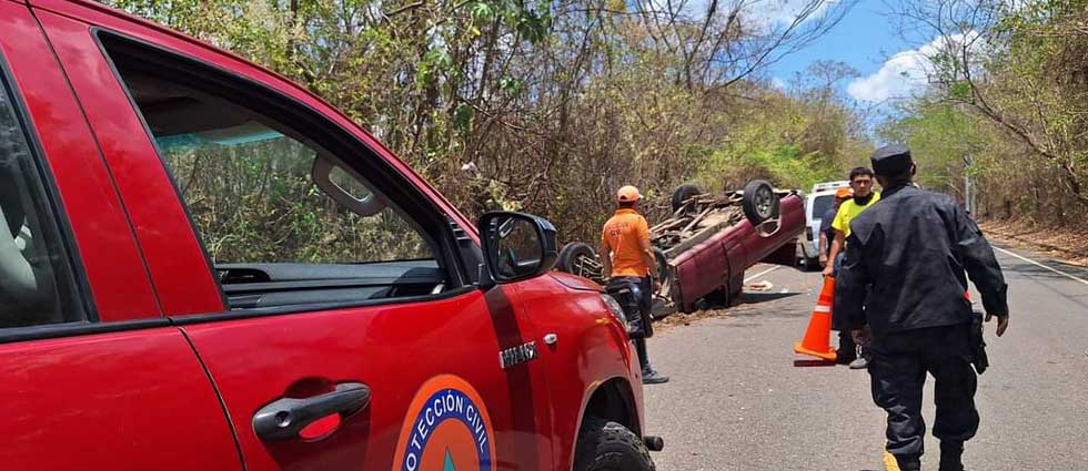 Cuatro lesionados tras vuelco de auto en La Libertad