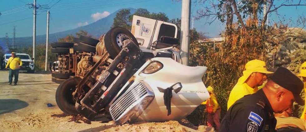 Conductor queda atrapado tras vuelco de rastra en el bulevar Constitución