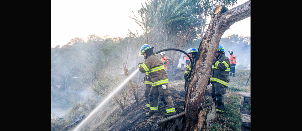 CBES sofoca incendio dentro un cementerio