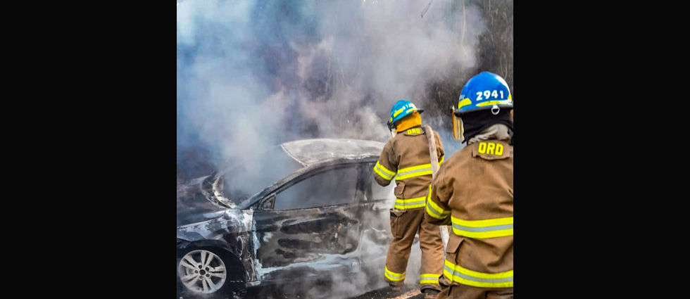 Vehículo acaba en cenizas tras incendiarse en plena carretera