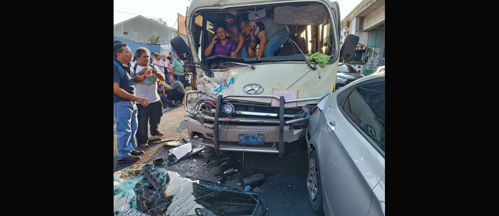 Reportan varios lesionados tras accidente en el bulevar del Ejército
