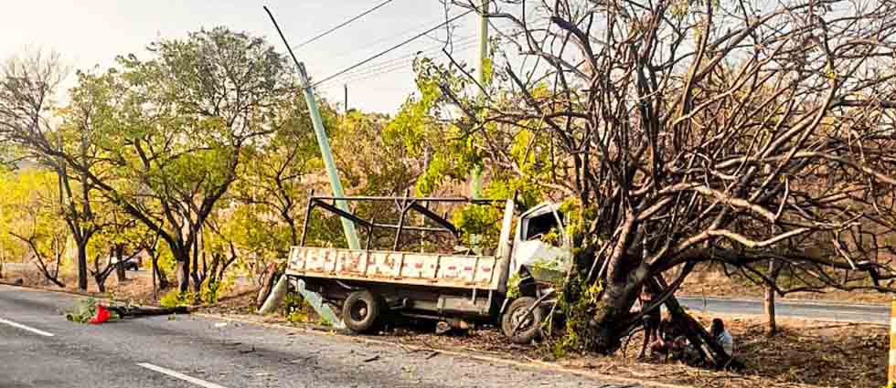 Conductor impacta contra un árbol en la carretera a Comalapa – El Blog