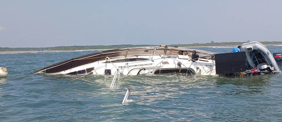 Velero se hunde en bocana de la Costa del Sol: pescadores auxiliaron a dos personas