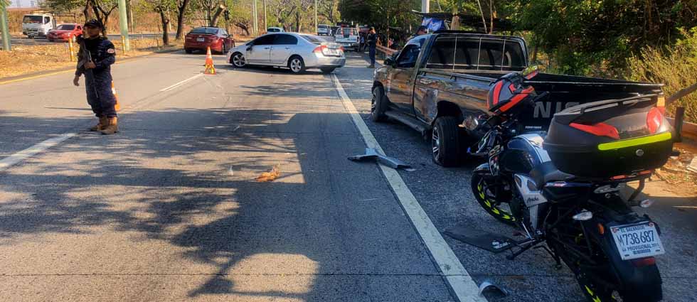 Militares auxilian a hombre que resultó lesionado tras accidente en La Paz