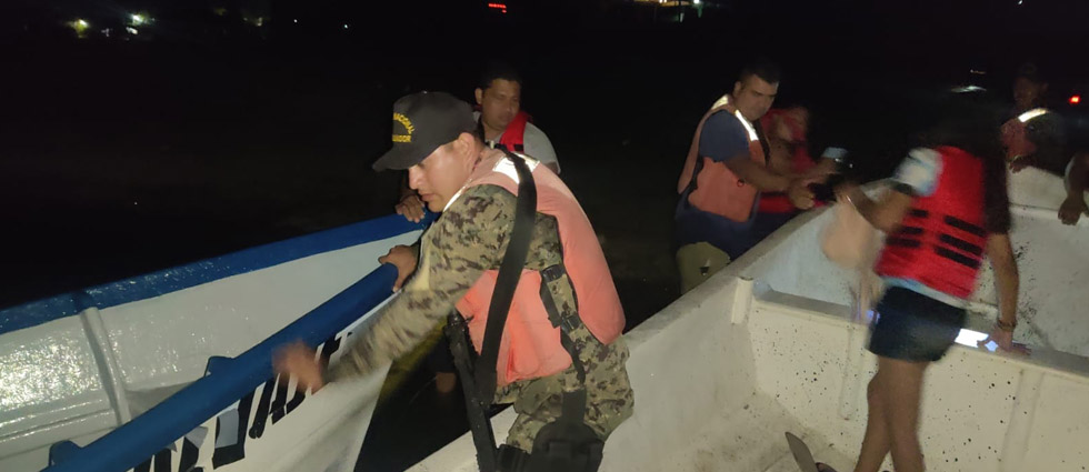 Auxilian a personas que estaban a la deriva en una lancha en el lago de Güija
