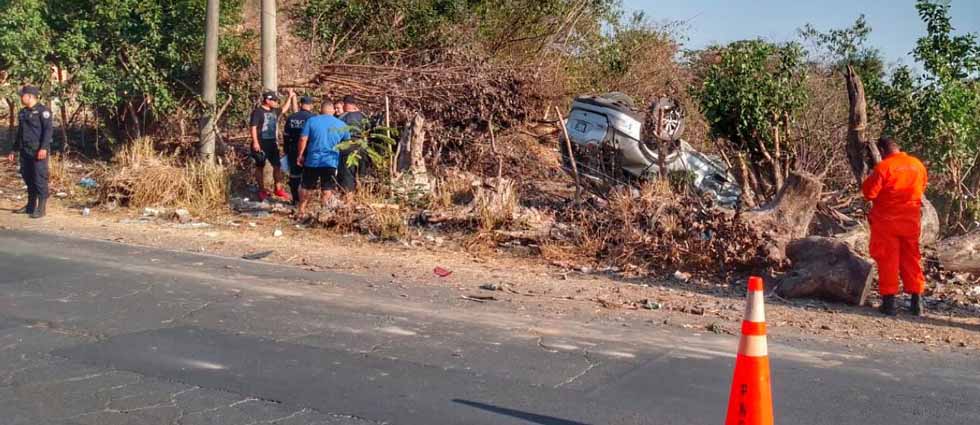 Conductor se accidenta por manejar a excesiva velocidad
