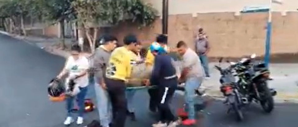 Socorristas auxilian a dos personas tras accidente de tránsito en San Salvador
