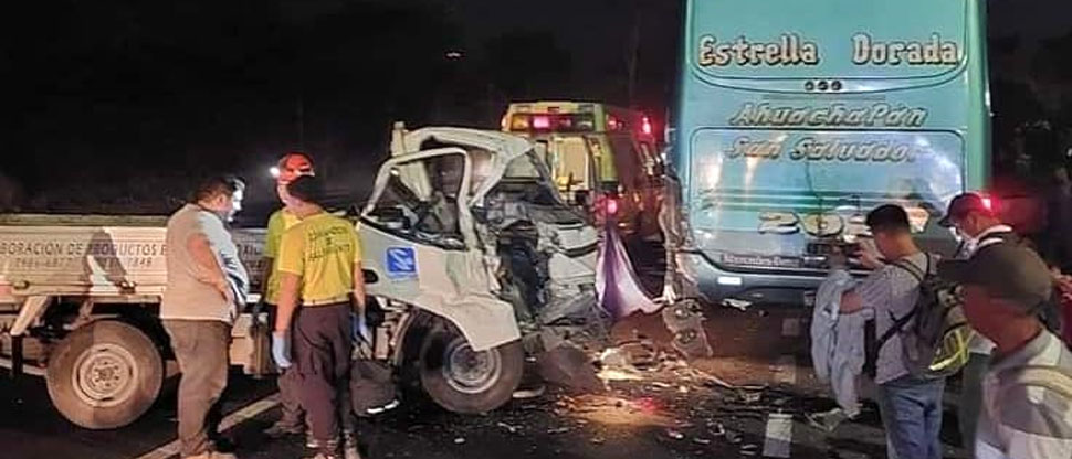 Fuerte accidente deja una persona atrapada entre los hierros de vehículo en Santa Ana