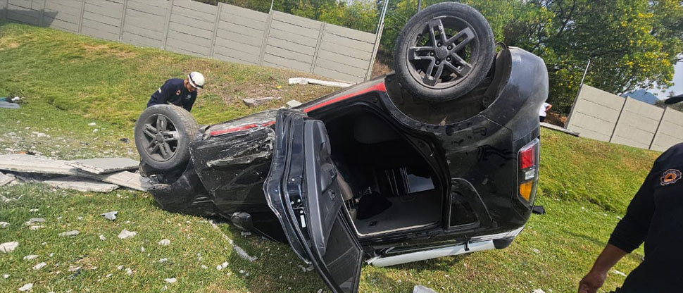 Conductor termina en el hospital tras perder el control y volcar en su vehículo