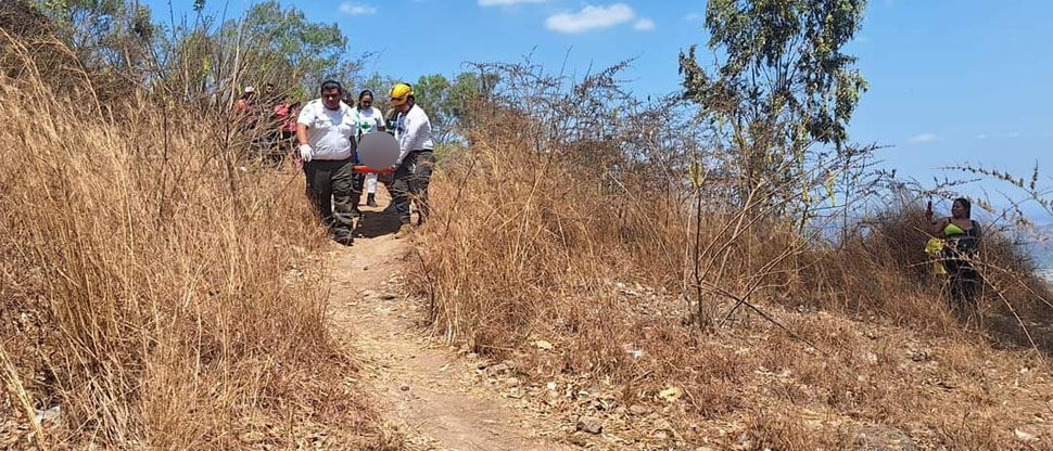 Auxilian a vacacionista que cayó bajando un sendero en el cerro Santa Lucía