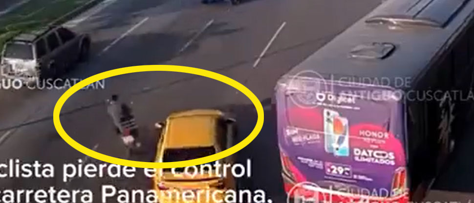 Motociclista pierde el control tras evitar choque contra carro y termina en el asfalto