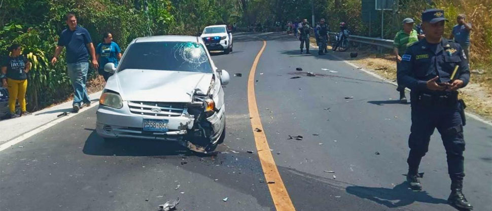 Motociclista y acompañante resultan gravemente heridos tras fuerte choque por invadir carril