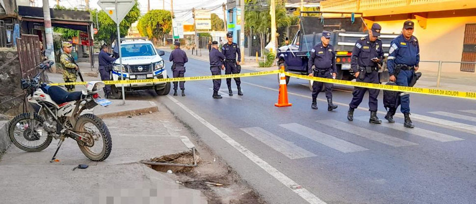 Motociclista fallece tras estrellarse frontalmente contra un carro en Santa Ana