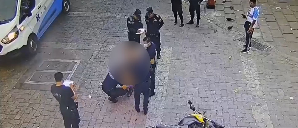 Auxilian a motociclista que resultó lesionado tras ser embestido por un carro particular