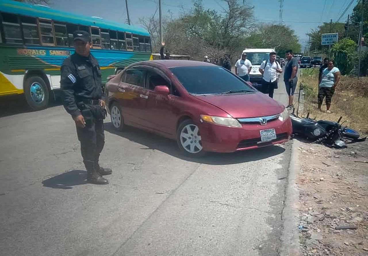 Hospitalizan a motociclista ser embestido por un automovilista en la calle a La Unión 