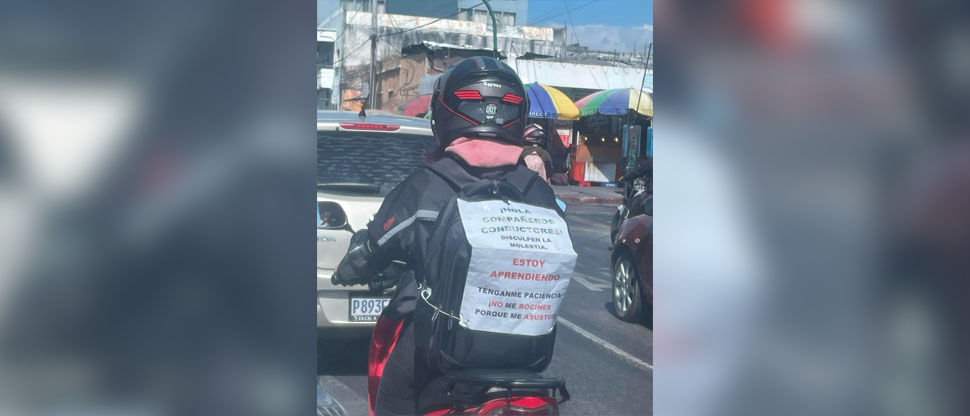 Motociclista pide a automovilistas que le tengan paciencia porque está aprendiendo