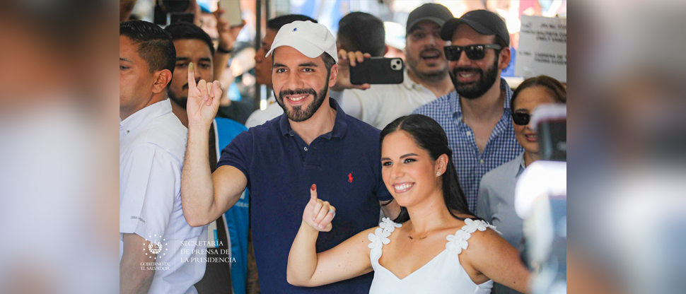 Presidente Bukele acude junto a su esposa Gabriela a ejercer su derecho al voto