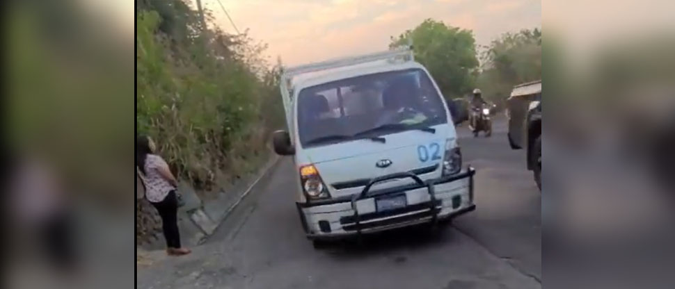 Denuncian a camión haciendo tercer carril, a gran velocidad, en la carretera de Oro
