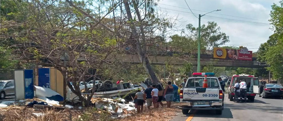 Camión vuelca aparatosamente luego que un carro invadió su carril en la carretera a Comalapa