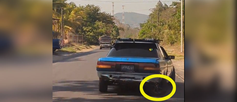 Captan carro circulando en la calle a Suchitoto con «evidentes problemas» en el eje trasero