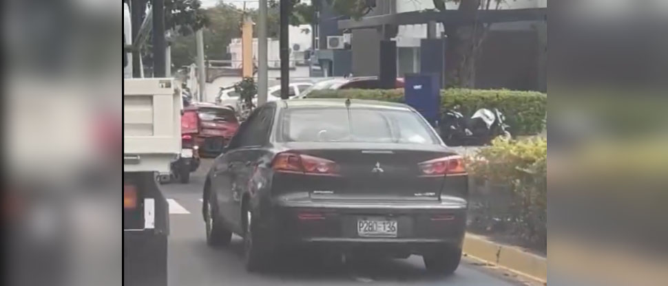 Automovilista denunciado por circular en ciclovía pagará $102.86 en multas