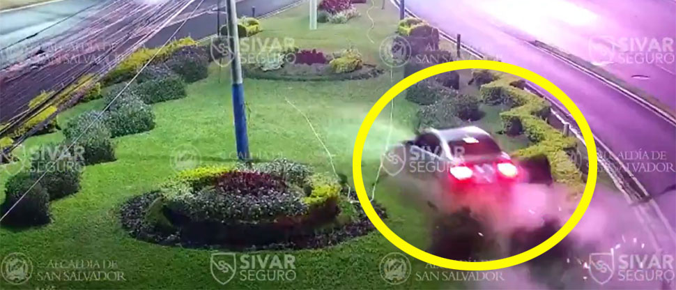Captan a carro a gran velocidad subiéndose al arriate central del bulevar de Los Próceres