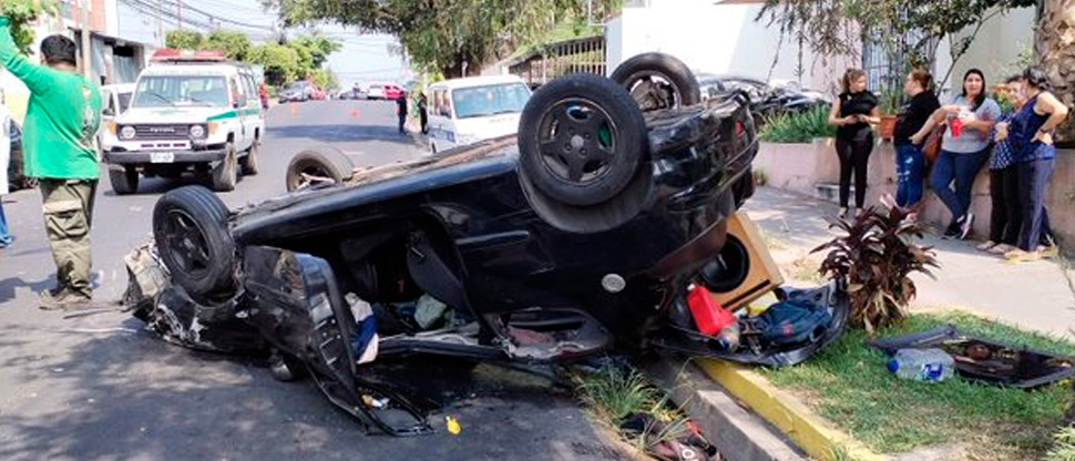 Persona queda atrapada en vehículo volcado en San Salvador