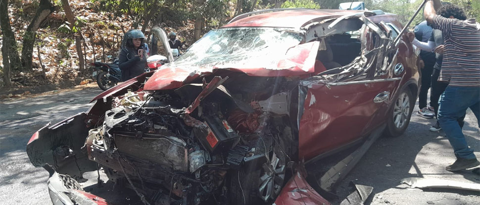 Abuelito queda atrapado entre los hierros retorcidos de camioneta tras choque en Jucuapa