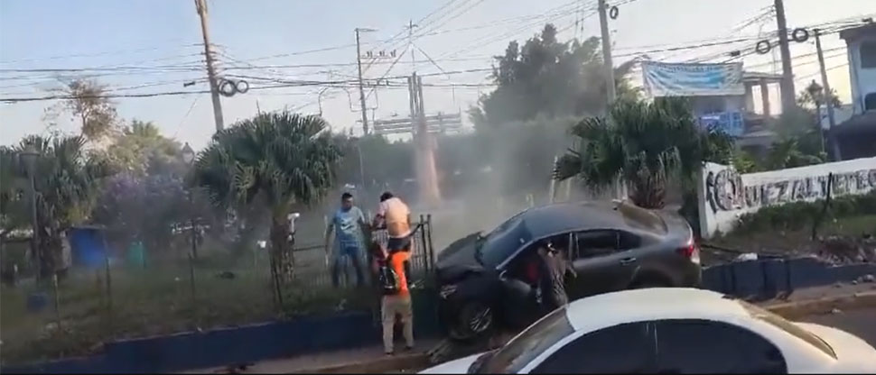 Así fue el choque provocado por sujeto que transportaba cuerpo ensabanado en su carro