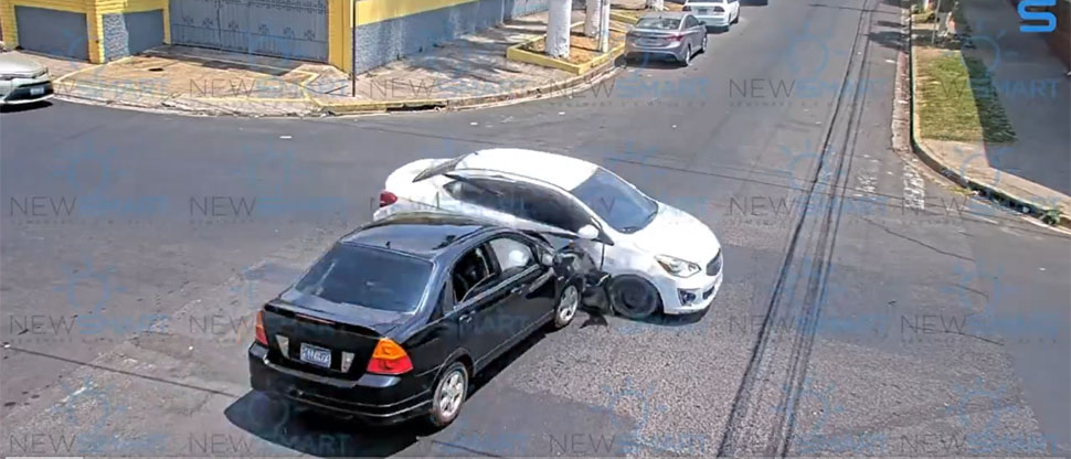 Captan fuerte choque provocado por no respetar una señal de alto en Santa Tecla