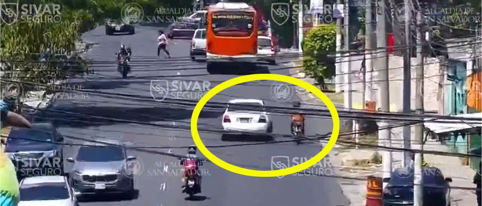 Captan cuando carro impacta con motocicleta al hacer giro a la derecha