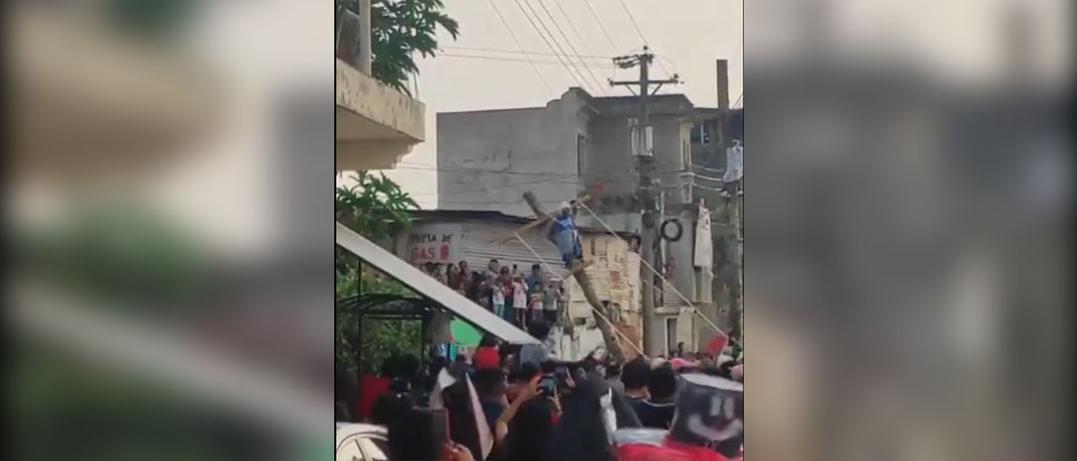Devoto crucificado se electrocuta en la celebración del Viernes Santo en Guatemala