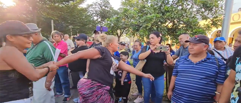 Captan a bailarina de la Plaza Libertad intentando golpear a creadora de contenido