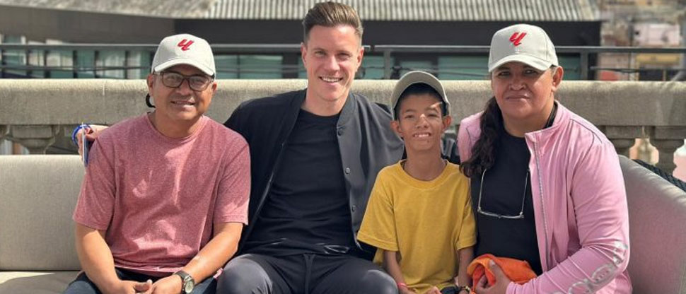 Niño salvadoreño que entró al Cuscatlán de la mano de Messi ya conoció a ter Stegen