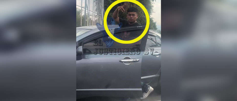 Denuncian a automovilista que hace señales alusivas a pandillas en el Sitio del Niño