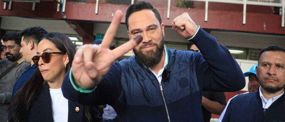 Mario Durán ejerce su derecho al voto en medio de un fuerte apoyo de simpatizantes