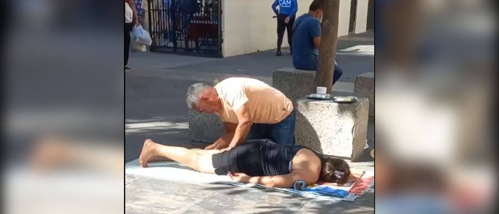 Viralizan video de señora haciéndose un masaje en las aceras del Centro Histórico