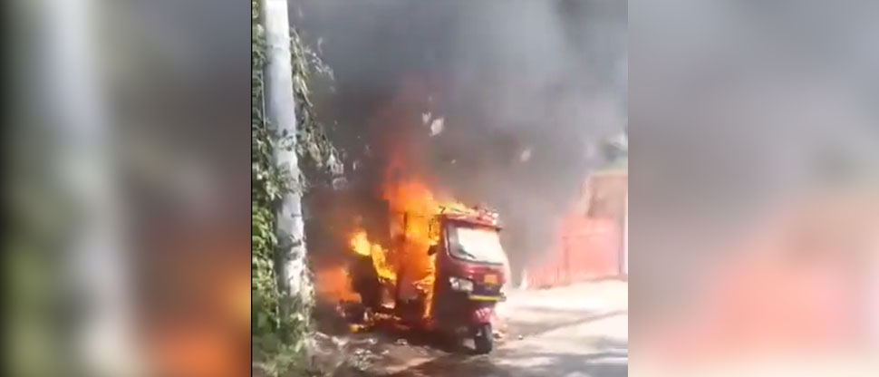 Mototaxi queda reducido a cenizas tras voraz incendio en San Rafael Cedros