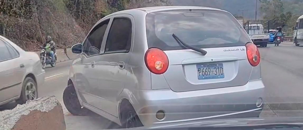 Conductor deberá pagar más de $100 por realizar maniobra peligrosa en Los Chorros