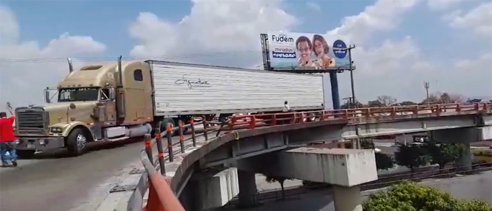 Otra rastra se queda atorada en el paso a desnivel de la 49 avenida sur