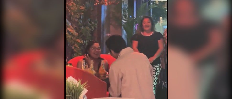Viralizan video de romántica petición de mano en un restaurante capitalino