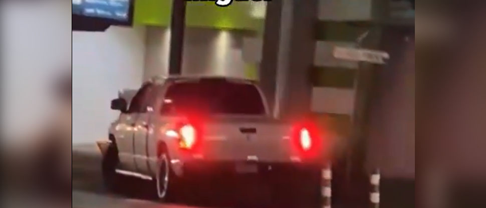 Captan a automovilista manejando erráticamente y chocando contra poste en San Miguel