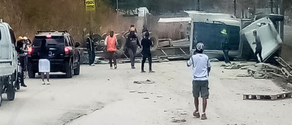 Rastra vuelca en la carretera Panamericana, el tráfico está paralizado